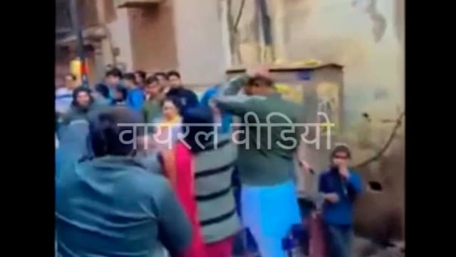 बांके बिहारी मंदिर सेवायत की कथित गुंडागर्दी बेंत से श्रद्धालु का सिर फोडा