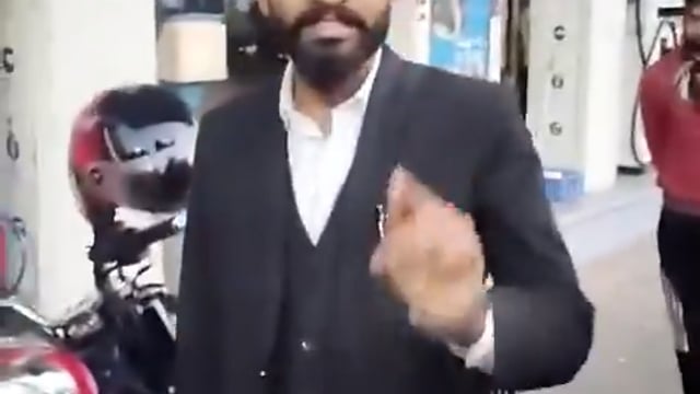 ▶️......प्रयागराज में कचहरी के पास स्थित एक पेट्रोल पंप पर अधिवक्ताओं ने पेट्रोल चोरी और धांधली का आरोप लगाते हुए हंगामा किया।
आरोप है कि बिना नोजल लगाए 36 रुपये का पेट्रोल चढ़ा दिया गया, जिसके बाद वकीलों ने कम पेट्रोल देने की शिकायत पर विरोध जताया और आंदोलन की चेतावनी दी।
मामले को लेकर मौके पर काफी देर तक तनाव की स्थिति बनी रही।