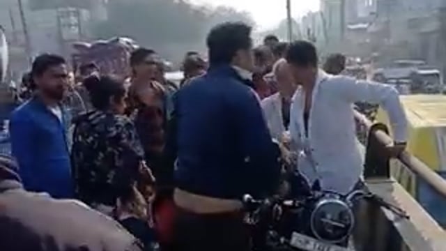 हापुड़ में वैलेंटाइन डे के मौके पर हाईवोल्टेज ड्रामा देखने को मिला

बताया जा रहा है कि एक व्यक्ति ने अपनी पत्नी को कथित प्रेमी के साथ पकड़ लिया, जिसके बाद बीच सड़क पर मारपीट और हंगामा हो गया

घटना का वीडियो सोशल मीडिया पर वायरल हो रहा है