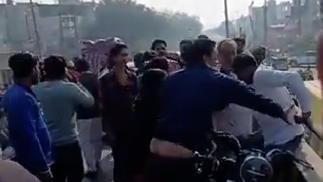 ▶️......हापुड़ में वैलेंटाइन डे के मौके पर हाईवोल्टेज ड्रामा देखने को मिला
बताया जा रहा है कि एक व्यक्ति ने अपनी पत्नी को कथित प्रेमी के साथ पकड़ लिया, जिसके बाद बीच सड़क पर मारपीट और हंगामा हो गया
घटना का वीडियो सोशल मीडिया पर वायरल हो रहा है