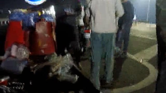 गांव रति के नगला के ग्रामीण कांवरियों की सेवा करते हुए बरेली हाईवे पर 