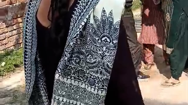 ▶️.....बहराइच- राजस्व वसूली करने गए विद्युत कर्मी की महिलाओं ने जमकर पिटाई की, आधा दर्जन से अधिक महिलाओं ने कॉलर पकड़कर थप्पड़ों और ईंट पत्थर से मारपीट की, घटना का वीडियो सोशल मीडिया पर वायरल हो रहा है, घायल विद्युत कर्मी प्रदीप कुमार रानीपुर के ताजपुर निवासी हैं और बशीरजंग पावर हाउस में लाइनमैन के पद पर तैनात हैं, कोतवाली नगर क्षेत्र के अखाड़ा कब्रिस्तान के पास की घटना में पुलिस ने पीड़ित का मेडिकल परीक्षण कराया है