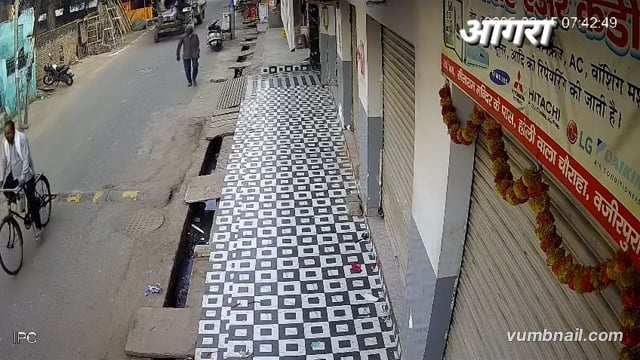 आगरा में बड़ा हादसा टला थाना हरि पर्वत क्षेत्र के होली वाले चौराहे के पास अचानक सड़क जाने से ट्रैक्टर पलटा