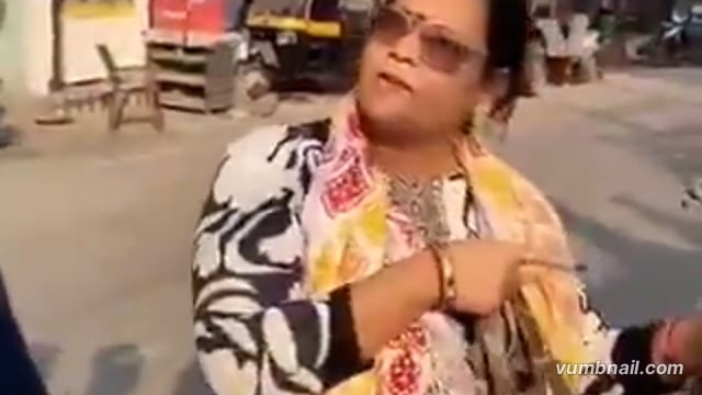 ▶️......ये महिला अपनी बेटी को अजीब तरीके से टार्चर कर रही है,महिला ने बैग में ईंट पत्थर लाद दिया है. बच्ची रोते हुए बैग ढो रही है
रास्ते में कुछ लोगों ने बच्ची को देखा, फिर महिला से बहुत आग्रह किया कि बच्ची के साथ ऐसा मत करो लेकिन इस महिला ने एक न सुनी.
लोग हैरान हैं कि यह कैसी माँ है
वायरल वीडियो बिहार के मुजफ्फरपुर का बताया जा रहा है