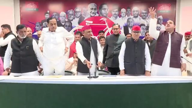 Lko Big Breaking 
उत्तर प्रदेश की में राजनीतिक में बड़ा फेरबदल!!
बसपा के दिग्गज नेता नसीमुद्दीन सिद्दीकी सपा में शामिल!!
सपा प्रमुख अखिलेश यादव ने नसीमुद्दीन सिद्दीकी को दिलाई पार्टी की सदस्यता!!
बसपा सरकार के पूर्व कद्दावर मंत्री नसीमुद्दीन सिद्दीकी ने थामा सपा का दामन!!
अनीस अहमद खान उर्फ फूल बाबू भी सपा में हुए शामिल!!
3 बार विधायक रह चुके अनीस अहमद का सपा में प्रवेश!!
कई पूर्व विधायकों ने भी समाजवादी पार्टी की सदस्यता ग्रहण की!!
अपना दल S के पूर्व प्रदेश अध्यक्ष राजकुमार पाल सपा में शामिल!!
राजकुमार पाल के आने से बदले प्रदेश के राजनीतिक समीकरण!!
नसीमुद्दीन सिद्दीकी के सपा में आने से सियासत में हलचल तेज!!
आगामी चुनावों से पहले सपा को मिली बड़ी रणनीतिक बढ़त!!
यूपी की राजनीति में नई सियासी दोस्ती,विपक्षी खेमे में हलचल तेज!!