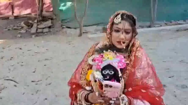 वृंदावन की देवी इंदु लेखा ने ठाकुर बाँके बिहारी के साथ अपनी विवाह की पहली वर्षगांठ