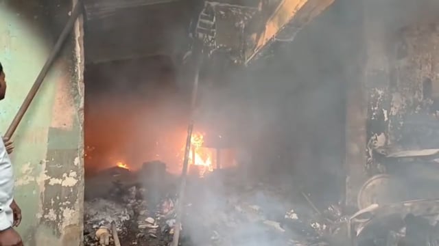 आधी रात की आग ने मचा दी तबाही, देखते ही देखते राख हुई लाखों की दुकान!