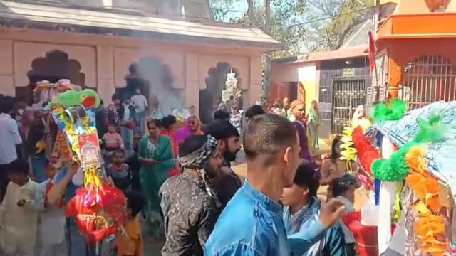 रामघाट से चिंताहरण मथुरा कावड़ लाकर भोले बाबा पर जल चढ़ाया गुंजे भोले बाबा के नारे 