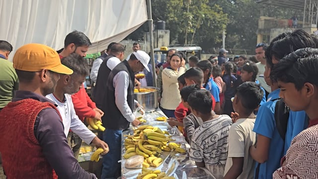 शाहजहांपुर स्टेडियम में कई जिलों से आए छात्र और छात्राएं खेलकूद कराया जा रहे हैं नाश्ते के लिए लगी लंबी कतार 