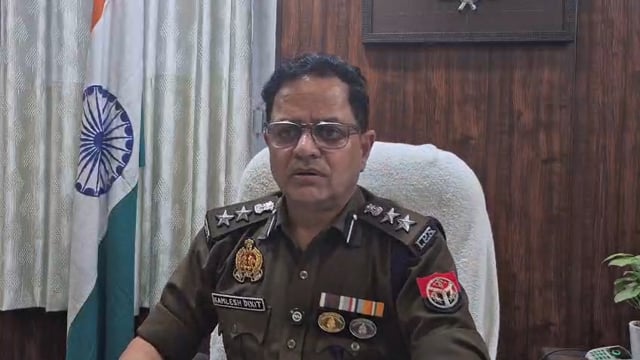 ▶️......मुजफ्फरनगर: पेट्रोल पंप पर मारपीट करने वाले 3 आरोपी गिरफ्तार
खतौली थाना क्षेत्र में पेट्रोल भरवाने के बाद बिना पैसे दिए भागने और सेल्समैन से मारपीट करने के मामले में पुलिस ने तीन आरोपियों — एजाज, सुएब और आदिल — को गिरफ्तार किया है।
पुलिस ने घटना में प्रयुक्त स्विफ्ट कार भी बरामद कर ली है। मामले में आगे की विधिक कार्रवाई कर आरोपियों को जेल भेजा गया है।