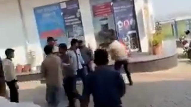 ▶️......यूपी के रामपुर में पेट्रोल पंप कर्मी ने ग्राहक पर तान दी राइफल
वीडियो वायरल होते ही पुलिस में दर्ज किया मुकदमा