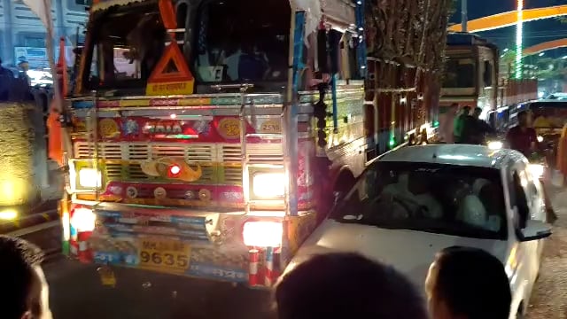 उदगीर शहरात वाहतूक कोंडीचा तीन तेरा,अवजड वाहतुकीमुळे घासाघाशी प्रकार वाढले