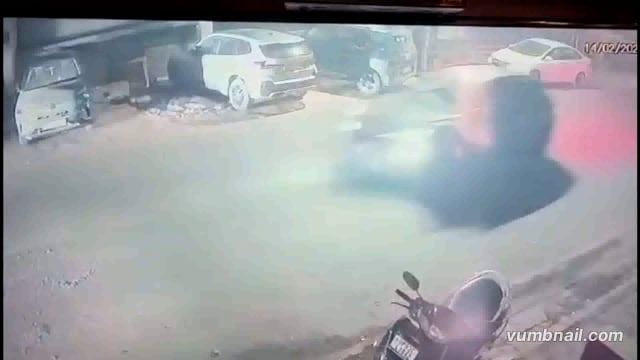 झांसी नवाबाद थाना क्षेत्र के झोंकन बाग रोड पर बेकाबू कार ने सड़क किनारे खड़ी 3 गाड़ियों में जोरदार टक्कर मार दी। 