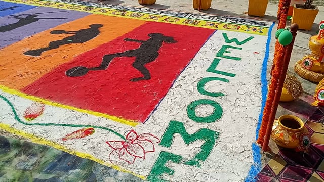 बच्चों और टीचर होने रंगोली बनाई शाहजहांपुर