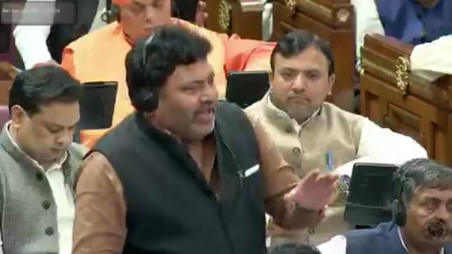 ▶️....यूपी में जल जीवन मिशन योजना चल रही। ये पूरी होगी तो हर घर को पानी मिलेगा। कई जगह पूरी हुई लेकिन पानी नहीं मिल रहा। 
आज विधानसभा में सपा विधायक कमाल अख्तर ने इस पर बड़ी तार्किक बात कही। कहा- सरकार ने हर गांव में 2 से 3 करोड़ रुपए खर्च किया है। गांव में 600 से 1 हजार घर होंगे। कुछ को पानी मिल रहा, बाकियों को नहीं। अगर ये हर घर सबमर्सिबल लगाते तो गांव में 2 करोड़ रुपए में ही काम हो जाता, सबको पानी भी मिल जाता।