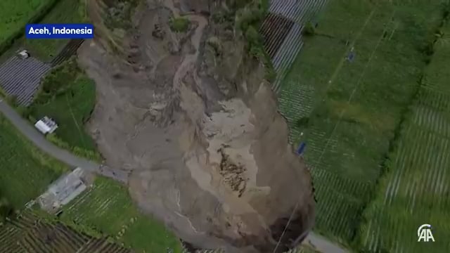 ▶️.....इंडोनेशिया के आचेह प्रांत में तेज़ भूस्खलन के कारण एक विशाल सिंकहोल 100 मीटर गहरा और 30,000 वर्ग मीटर से अधिक क्षेत्र में फैल गया है, कई सड़कें टूट गईं और पेड़ उखड़ गए हैं, बढ़ते खतरे को देखते हुए प्रशासन ने इलाके को रेड ज़ोन घोषित कर सील कर दिया है
