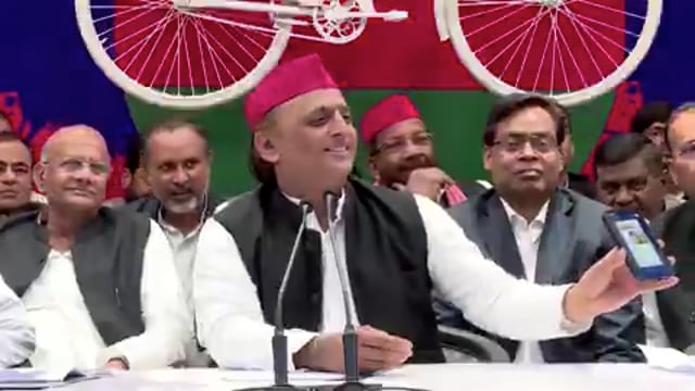 Breaking News 
सपा प्रमुख अखिलेश यादव ने अपनी प्रेस कॉन्फ्रेंस में दबदबा गाना चलवाया!!
अखिलेश यादव ने कहा कि कल को दिल्ली वाले आएं और कहें कि समाजवादियों ने गाना बनवा दिया इसलिए हमने पहले से फील्डिंग सेट कर रखी हैं!!