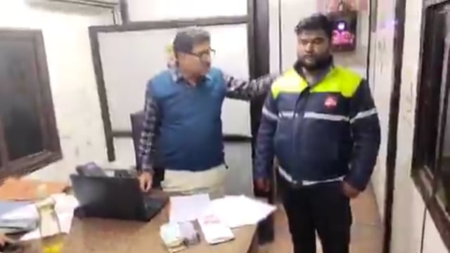 ▶️.......बुलंदशहर: टोल प्लाजा पर गुंडे नहीं बल्कि ईमानदार लोग भी रहते हैं
टोलप्लाज़ा कर्मी विशाल ने थैले में रखे 27 हजार 950 रुपये लौटाए
कार सवार परिवार भात देने जा रहा था