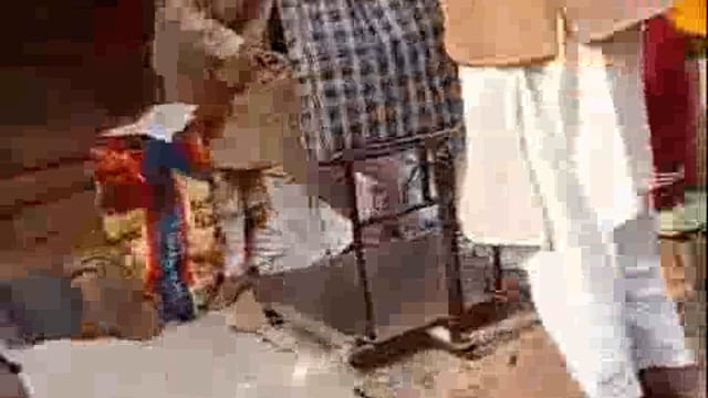 *बघरा में कोटेदार रजत की खुली धांधली का वीडियो वायरल* 
मुजफ्फरनगर l जनपद मुजफ्फरनगर के गाँव बघरा में
 मोहल्ला खटीकन में कोटेदार रजत पर गंभीर आरोप लगे हैं। बताया जा रहा है कि राशन वितरण के दौरान वह कांटे-तराजू पर खाली बोरी को भी साथ में तौल रहा है, जिससे गरीब ग्राहकों को मिलने वाला गेहूं, चावल व अन्य खाद्यान्न कम मात्रा में दिया जा रहा है।
इस पूरी घटना का वीडियो सोशल मीडिया पर जमकर वायरल हो रहा है, जिसमें साफ तौर पर तराजू पर बोरी सहित तौल किए जाने की बात सामने आ रही है।
स्थानीय लोगों का कहना है कि यह पहली बार नहीं है, इससे पहले भी उक्त कोटेदार कई बार सुर्खियों में आ चुका है। सबसे बड़ी बात यह है कि रजत स्वयं राशन वितरण के समय दुकान पर मौजूद नहीं रहता, और राशन  वितरण करने का समय भी निश्चित नहीं होने के साथ 
किसी अन्य व्यक्ति के माध्यम से वितरण कराया जाता है, जिससे पारदर्शिता पर सवाल खड़े हो रहे हैं।
👥 क्षेत्रवासियों ने संबंधित आपूर्ति विभाग व प्रशासन से मांग की है कि मामले की निष्पक्ष जांच कराई जाए और यदि आरोप सही पाए जाएं तो सख्त कार्यवाही की जाए, ताकि गरीबों के हक पर डाका डालने वालों पर रोक लग सके।