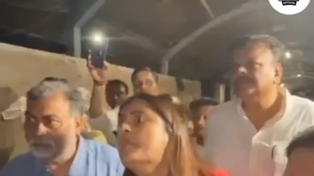 एक मुस्लिम बोतल में पेशाब भर के फ्लाईओवर से लोगों पर फेंकता था।* 
*इस महिला ने पकड़ लिया तो यह बोला कि पानी है , महिला ने कहा इसे पी कर दिखाओ, तो मुल्ला चुप हो गया....*

 *मुल्ला गिरफ्तार हुआ.....* 🤮😡    viral video