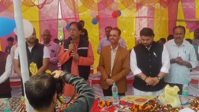 वॉलीबॉल की खेल में विजेता व उप विजेता को शील्ड देकर किया गया सम्मानित।