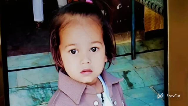 मुजफ्फरनगर। शाहपुर के बसीकलां में अवैध संबंध में बाधा बन रही भाभी और बच्चों से नफरत करने वाली ननद ने हमला कर भाभी को घायल कर दिया व मासूम भतीजी की हत्या कर दी। आरोपी ने पहले परिवार के सदस्यों के खाने में नींद की गोलियां मिलाईं। जब सभी गहरी नींद में डूब गए, तब उसने भाभी और तीन मासूम बच्चों पर जानलेवा हमला कर दिया। 3 साल की इशरा की क्रूर हत्या कर दी।  तीन वर्षीय मासूम इशरा की गला दबाने के बाद बच्ची को पानी से भरे टैंक में डुबो दिया गया, जिससे मौके पर ही उसकी मौत हो गई।

पुलिस अधिकारियों के मुताबिक, प्रारंभिक जांच में प्रेम प्रसंग को लेकर पारिवारिक विवाद सामने आ रहा है। आरोपी ननद को हिरासत में लेकर गहन पूछताछ की जा रही है।