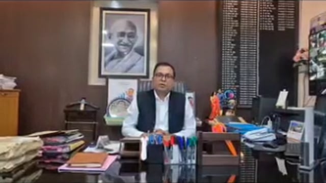 परीक्षा ज़िंदगी का एक हिस्सा है, पूरी ज़िंदगी नहीं – DM का विद्यार्थियों से खास संदेश
शाहजहांपुर। बोर्ड परीक्षाओं को लेकर विद्यार्थियों में बढ़ते तनाव के बीच जिलाधिकारी ने छात्रों को प्रेरणादायक संदेश दिया है। उन्होंने कहा कि परीक्षा जीवन का केवल एक हिस्सा है, पूरी जिंदगी नहीं। छात्र आत्मविश्वास के साथ तैयारी करें और तनाव से दूर रहें।