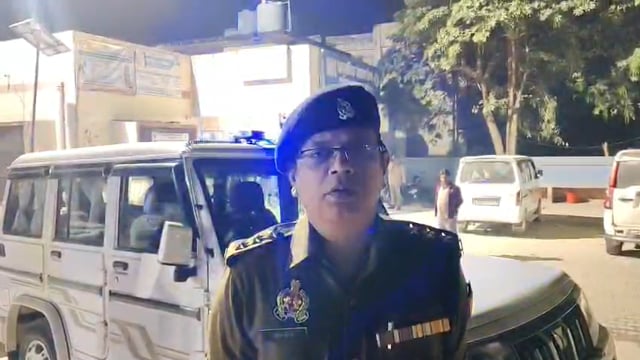 दिनांक-17.02.2026 को थाना दोस्तपुर  क्षेत्र के कामतागंज में दो युवक नेमपुर घाट की तरफ से मोटरसाइकिल से आ रहे थे  निर्माणाधीन पुलिया में गिरने के कारण दुर्घटनाग्रस्त हो गये जिसमें विनय नामक युवक  उम्र करीब 28 वर्ष की मौके पर मृत्यु हो गयी तथा दुसरा साथी सुजीत घायल हो गया है जो खतरे से बाहर है जिसे उपचार हेतु  हायर सेन्टर अम्बेडकर नगर रेफर कर दिया गया है ।   आवश्यक विधिक कार्यवाही अमल में लाई जा रही है । उक्त के सम्बन्ध में क्षेत्राधिकारी कादीपुर श्री विनय गौतम  की बाइट-