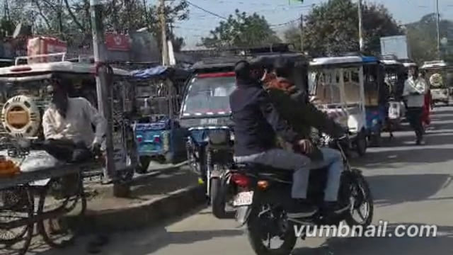 स्टेशन रोड पर ई-रिक्शों का अवैध जमावड़ा, जनता को परेशानी, हर पल मंडरा रहा बड़े हादसे का खतरा