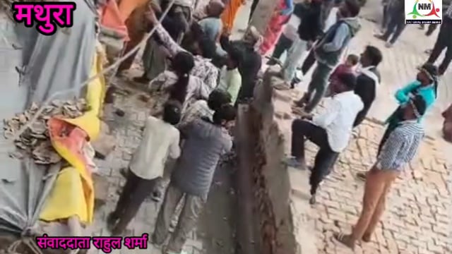 थाना जमुना पार क्षेत्र की नगला काजी में दो पक्षों में पथराप जमकर पत्थर फेक और लाठी डंडे चले पुलिस ने कई लोगों को हिरासत में लिया