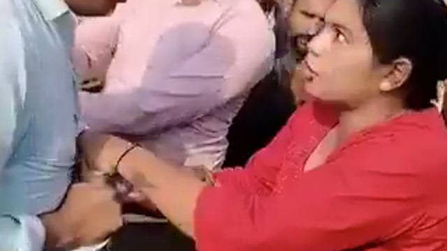 *सीतापुर बेहटा*
मास्टर साहब अपनी महिला मित्र के साथ रंगरेलिया मना रहे थे, 
बीवी ने पकड़ लिया और बीच सड़क पर अय्याश पति की इज्जत उतार दी. 
इसके बाद मामला पुलिस तक पहुंचा है. 
मामला यूपी के सीतापुर का है.
बताना भूल गये वीडियो में भयंकर गाली है ।

कृपया हेडफोन लगा ले।