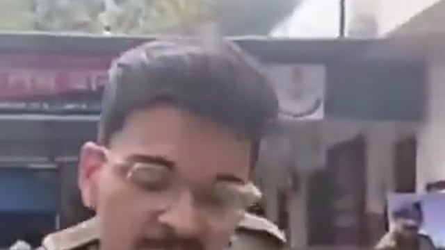 ▶️......इसने अपनी गर्लफ्रेंड की बड़े ही बेरहमी से हत्या की है लेकिन इसके चेहरे पर तनिक भी सिकन नहीं है. इसे देख लग रहा है, मानो इसे अपने किए का कोई पछतावा नहीं है. 
पुलिस के मुताबिक, लड़की के हाथ-पैर बांधे. उसके मुंह में प्लास्टिक ठूंस दिया. फिर गला घोंटकर उसकी हत्या कर दी. हत्या के बाद इसने शव के साथ अमानवीय हरकतें भी कीं. और फिर  मुंबई भाग गया. फिर पुलिस ने इसे मुंबई से गिरफ्तार कर लिया. पूछताछ में इसने अपना जुर्म कबूल किया है.