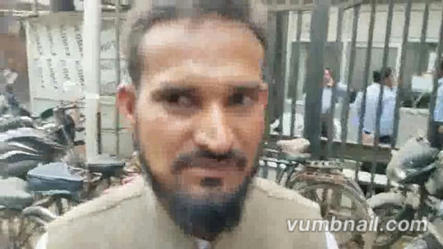 फतेहाबाद रोड स्थित मायावती कॉलोनी की लाइट काटने के विरोध में कॉलोनी की जनता ने टोरेंट पावर कार्यालय पर किया विरोध