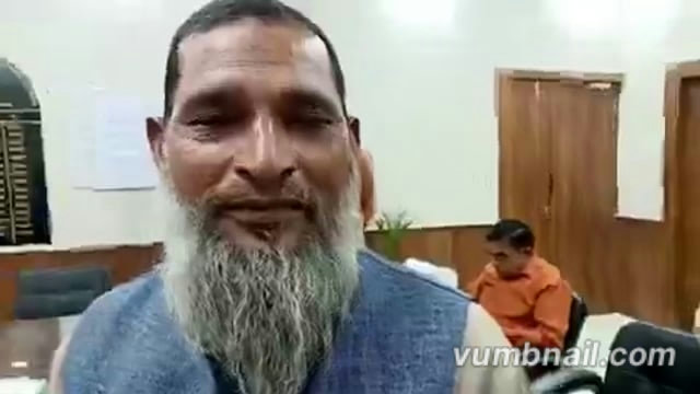 ▶️.......कबाड़ी ने 6 माह बाद लौटाए 15 लाख के गहने
हरियाणा के फरीदाबाद से एक ऐसी खबर सामने आई है जिसने इंसानियत और ईमानदारी पर हमारे भरोसे को और मजबूत कर दिया है. एक कबाड़ व्यापारी 'खान साहब' ने ईमानदारी का परिचय देते हुए एक परिवार के खोए हुए 100 ग्राम सोने के गहने वापस लौटा दिए.