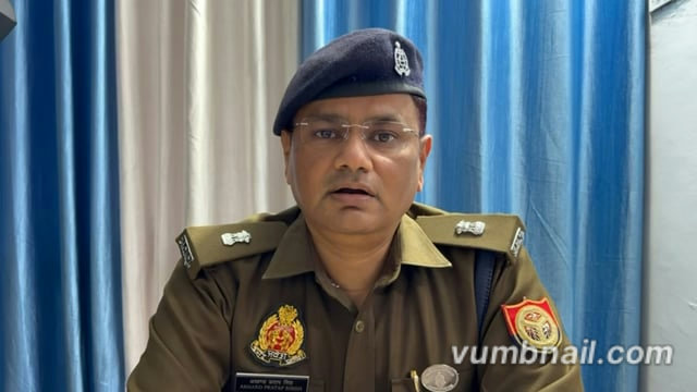 ▶️....आज दिनांक- 19.02. 2026 को थाना कोतवाली नगर में ग्राम वल्लीपुर के  पूर्वप्रधान द्वारा सूचना दी गयी कि एक लड़की ने गोमती नदी के पुराने पुल से नदी में छलांग लगा दी । इस सूचना पर तत्काल स्थानीय पुलिस द्वारा मौके पर पहुंच कर स्थानीय नाविकों की मदद से पुलिस द्वारा सुरक्षित बाहर निकाल लिया गया । तत्काल लड़की को पुलिस की अभिरक्षा में जिला अस्पताल ले जाकर प्राथमिक उपचार कराया गया, लड़की खतरे से बाहर है । लड़की जनपद अमेठी की रहने वाली है, परिजनों को सूचित कर दिया गया है । परिजन यहां पहुँच चुके हैं । डॉक्टर की अनुमति के पश्चात लड़की को उसके घर रवाना कर दिया जाएगा । *उक्त के सम्बन्ध में अपर पुलिस अधीक्षक सुलतानपुर की बाइट-*