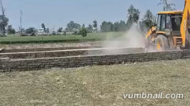 शाहजहांपुर विकास प्राधिकरण का अवैध प्लाटिंग पर ऐसे गरजा बुलडोजर, भोले भाले लोगों की गाढ़ी कमाई पर डाका डालने का ऐसा धंधा बना रखा है। नवादा इंदेपुर में 25 हजार वर्गमीटर की भूमि पर बगैर मानचित्र और बगैर ले आउट पास कराए की जा रही थी प्लाटिंग, प्राधिकरण के बुलडोजर ने प्लाटिंग करने वालो के दफ्तर, खंभे, छोटी छोटी बनाई गई दीवारों को ध्वस्त किया।