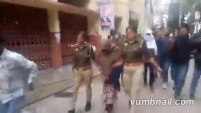 ▶️......चित्रकूट में बच्चों का यौन शोषण करने वाले पति-पत्नी को कोर्ट ने फांसी की सजा सुनाई है। ये दोनों बच्चों के वीडियो-फोटो डार्क वेब के जरिए विदेशों में बेचते थे।

 दोषी पति सिंचाई विभाग का जेई था। उसकी पोस्टिंग चित्रकूट में थी। पॉक्सो कोर्ट के जज प्रदीप कुमार मिश्रा ने कहा- दोनों पति-पत्नी को मरते दम तक फंदे पर लटकाए रखा जाए।