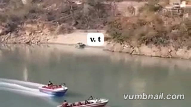 ▶️.....उत्तराखंड | धारी देवी मंदिर के पास अलकनंदा नदी में 2 नावों में टक्कर हुई। टक्कर इतनी जबरदस्त थी कि एक नाव दूसरी नाव के ऊपर चढ़ गई। एक युवक नदी में जा गिरा। सभी को सुरक्षित निकाल लिया गया।*