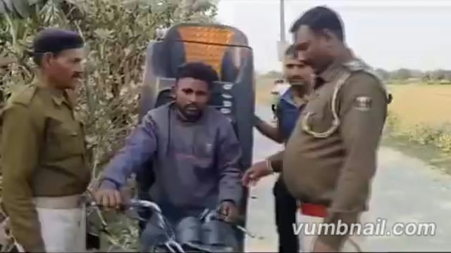 बड़ी खबर!!
✳️....बिहार में शराब बैन है, लेकिन यहां हर पियक्क्ड़ को शराब आसानी से मिल रही है..!*
१. यहां लोगों ने शराब छिपाकर ले जाने की, ऐसी ऐसी निंजा टेक्निक इजात कर ली है...
२. जिसे देख किसी का भी दिमाग चकरा सकता है।
*अब इस महाशय को देखिये, कुर्सियों के बीच शराब की पैकिंग हुई थी।*