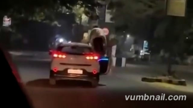 ▶️......भोपाल - चलती गाड़ी की ड्राइविंग सीट छोड़ छत पर चढ़कर युवक ने खतरनाक स्टंट किया, रील बनाने के लिए जान जोखिम में डालने का वीडियो सामने आया