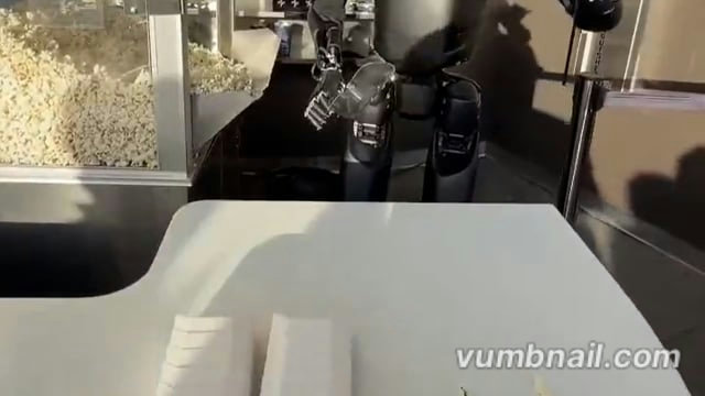 ▶️.....अगले 100 साल हम इसका सिर्फ़ सपना देख सकते हैं-
एलन मस्क का टेस्ला ऑप्टिमस रोबोट दुनिया में बेहतरीन रोबोट में शुमार होता है , इन रोबोट की खासियत ये है की यह इंसान के व्यवहार को भी आसानी से समझ लेते है और उसको अपने डेटा में फीड कर लेता है ,
एक व्यक्ति टेस्ला ऑप्टिमस रोबोट के साथ मज़ाक करता है लेकिन जब रोबोट उस व्यक्ति को पॉपकॉर्न देता है रोबोट व्यक्ति से मज़ाक करके दिल जीत लेता है ,