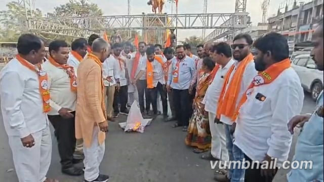 शिंदे शिवसेनेच्या कार्यकर्त्यांनी केला राहुल गांधींचा निषेध