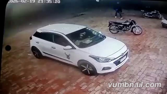 ▶️......दौड़ा-दौड़ा कर गोली मारी
हरियाणा के कैथल में कुछ लोग आते हैं और कार में बैठे लोगों को गोली मार देते हैं
जखोली बस स्टैंड पर शराब ठेके के बाहर फायरिंग हुई, जिसमें दो लड़के घायल हुए
एक व्यस्क और एक नाबालिग आरोपी गिरफ्तार

CCTV में हमलावर कार के पास फायरिंग करते दिखे