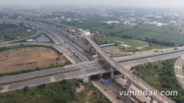 *ये ट्रिपल लेयर ट्रैफिक है। सबसे नीचे मेरठ–गाजियाबाद ओल्ड हाईवे है। उसके ऊपर दिल्ली–मेरठ एक्सप्रेस वे है। सबसे ऊपर है दिल्ली–मेरठ रैपिड रेल कॉरिडोर। कल PM नरेंद्र मोदी इस कॉरिडोर का शुभारंभ करेंगे। मेरठ देश का ऐसा पहला शहर होगा, जहां रैपिड और मेट्रो ट्रेन एक लाइन पर चलेंगी।*