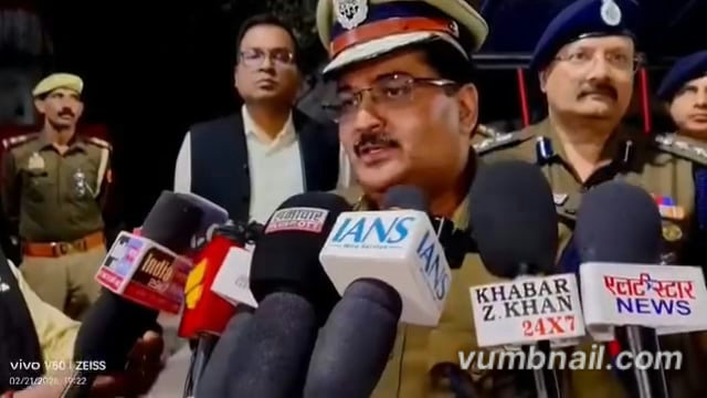 होली पर प्रशासन अलर्ट, कोतवाली में उच्च स्तरीय पीस मीटिंग बड़े लाट साहब” जुलूस मार्ग का किया गया निरीक्षण
शाहजहाँपुर, 21 फरवरी 2026। आगामी होली पर्व को शांतिपूर्ण ढंग से संपन्न कराने के लिए कोतवाली थाना परिसर में उच्च स्तरीय पीस मीटिंग आयोजित की गई। बैठक उत्तर प्रदेश पुलिस के तत्वावधान में हुई, जिसमें जिलाधिकारी, पुलिस अधीक्षक सहित अन्य वरिष्ठ अधिकारियों ने जनप्रतिनिधियों, व्यापार मंडल पदाधिकारियों और शांति समिति के सदस्यों के साथ सुरक्षा व्यवस्था पर चर्चा की।