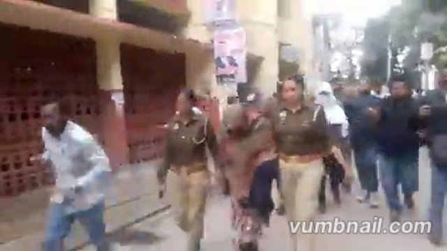 चित्रकूट में बच्चों का यौन शोषण करने वाले पति-पत्नी को कोर्ट ने फांसी की सजा सुनाई है। ये दोनों बच्चों के वीडियो-फोटो डार्क वेब के जरिए विदेशों में बेचते थे।

 दोषी पति सिंचाई विभाग का जेई था। उसकी पोस्टिंग चित्रकूट में थी। पॉक्सो कोर्ट के जज प्रदीप कुमार मिश्रा ने कहा- दोनों पति-पत्नी को मरते दम तक फंदे पर लटकाए रखा जाए।