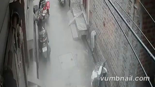 वीडियो बुलंदशहर की है...

शादी का कार्यक्रम चल रहा था, ढोल-नगाड़ा बज रहा था, कुल मिलाकर माहौल खुशगवार था। इसी बीच नाबालिग ने पिस्टल से हर्ष फायरिंग कर दी। गोली छत से शादी का प्रोग्राम देख रहे रियांश के जबड़े में जा लगी। 

रियांश फिलहाल वेंटिलेटर पर जिंदगी और मौत के बीच जंग लड़ रहा है। पुलिस ने आरोपी के खिलाफ एफआईआर दर्ज कर जांच शुरू कर दी है।