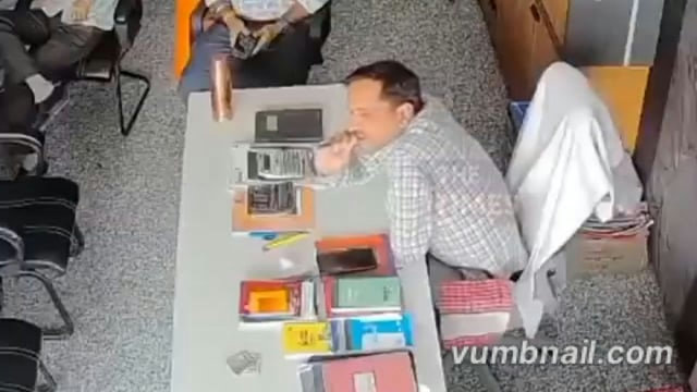 राजस्थान - सिरोही के पिंडवाड़ा में मंगल कलश चौराहे के पास एक निजी क्लीनिक के डॉक्टर ने दुकान में घुसकर दुकानदार सुरेश कुमार सुथार पर डंडे से जानलेवा हमला किया, गंभीर घायल को अस्पताल में भर्ती कराने के बाद आबूरोड रेफर किया गया, पूरी वारदात सीसीटीवी में कैद, पुलिस जांच में जुटी