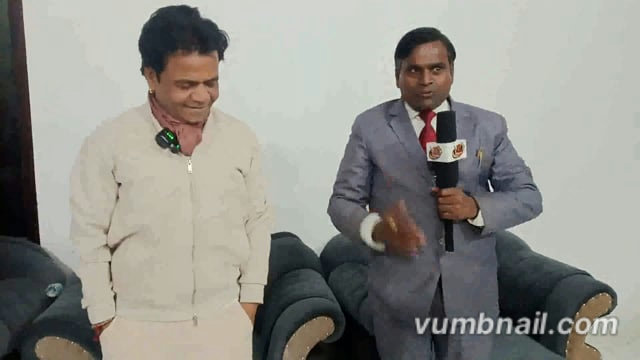 अभिनेता राजपाल यादव अपने घर पर इंटरव्यू दिया