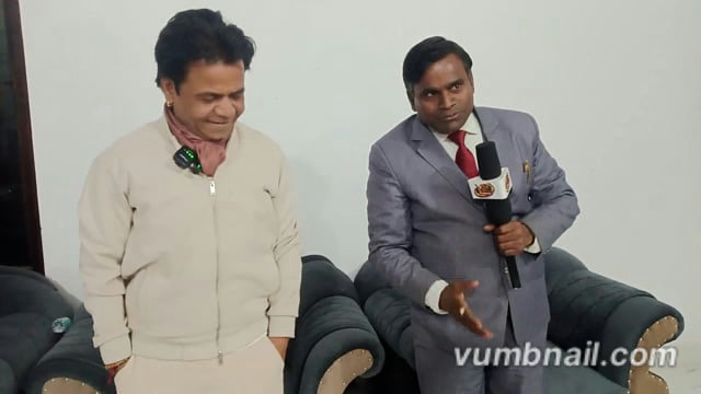 अभिनेता राजपाल यादव अपने घर पर इंटरव्यू दिया